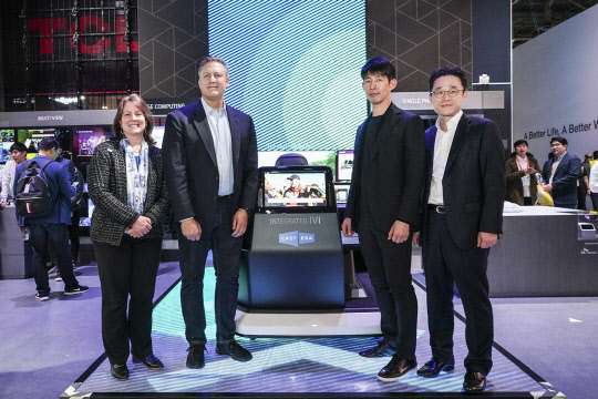 루시 루티스하우저 싱클레어 CFO(최고재무책임자·맨 왼쪽부터), 케빈 게이지 캐스트닷에라 대표 겸 COO(최고운영책임자), 이종민 SK텔레콤 테크이노베이션그룹장, 김진중 SKT Value Growth 그룹장이 CES 전시장에서 캐스트닷에라의 'ATSC3.0 방송 서비스'를 선보이고 있다.    SK텔레콤 제공
